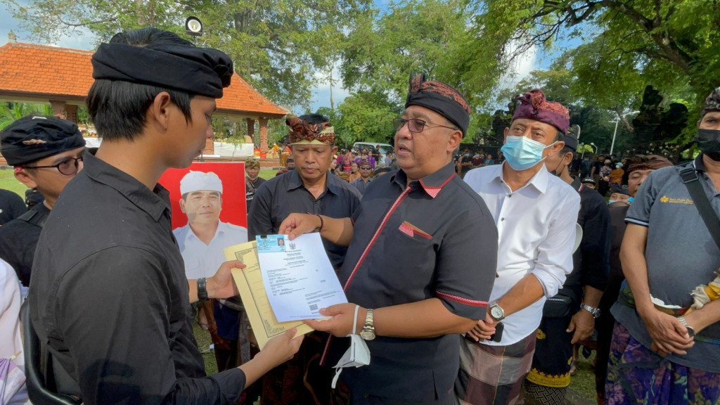 Penyerahan Akta Kematian I Nengah Lana,SH, Kepala Desa Canggu